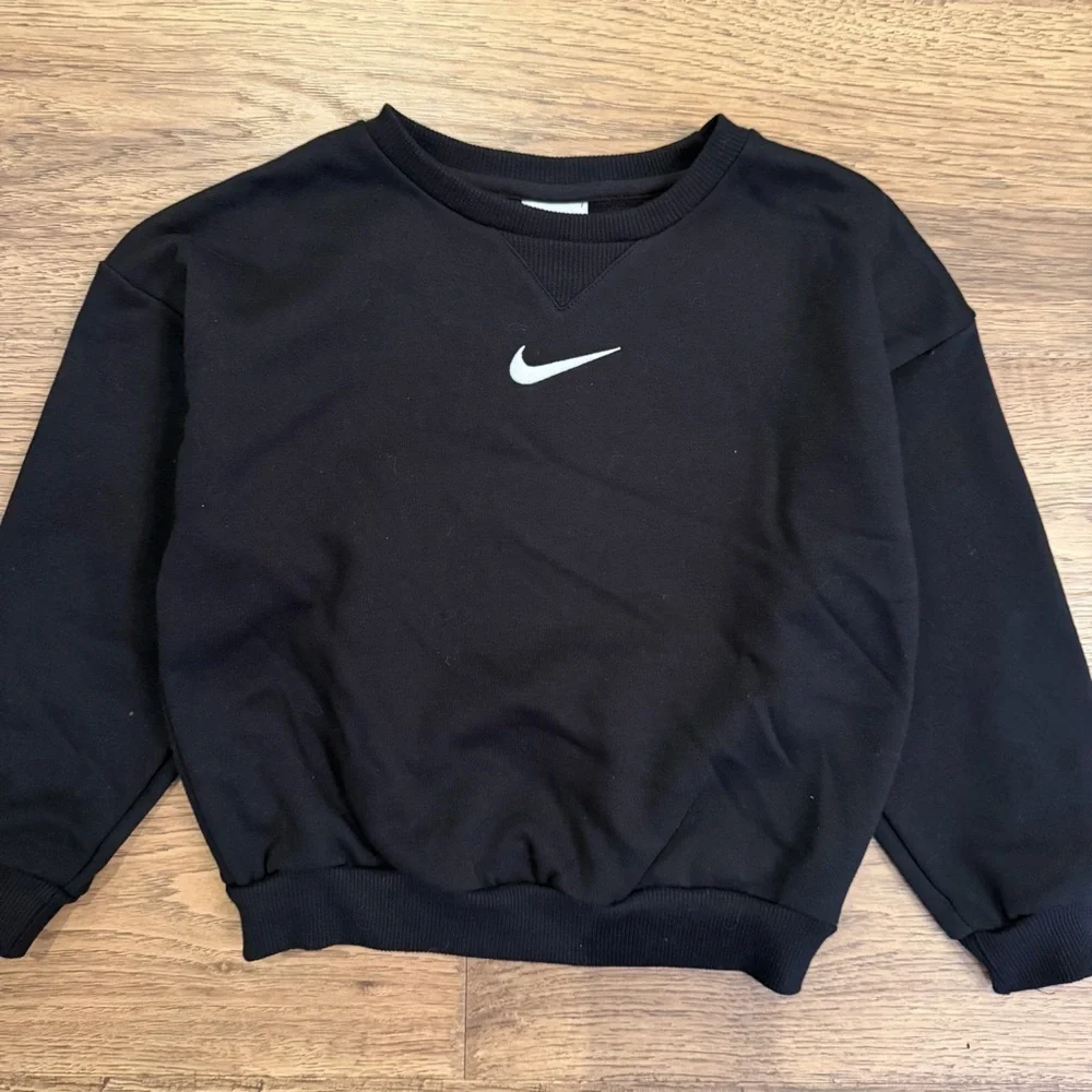 Nike Black Crewneck Sweatshirt Girls Center Swoosh NWOT 5-6